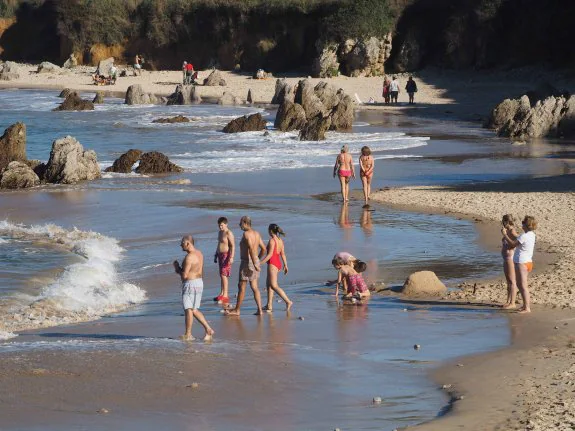 Bañistas en la playa de Toró en estos días. 