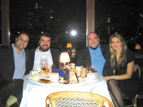 Manuel Pecharromán, Joaquín Fernández, Agustín Iglesias Caunedo y Cristina García Montes, en una cena en un restaurante de Nueva York, durante su viaje de 2009. 