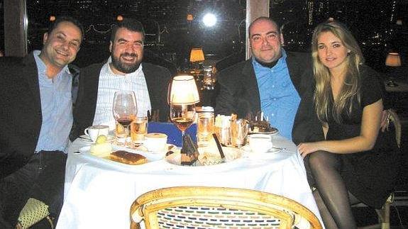 Manuel Pecharromán, Joaquín Fernández, Agustín Iglesias Caunedo y Cristina García Montes, en una cena en un restaurante de Nueva York, durante su viaje de 2009.  