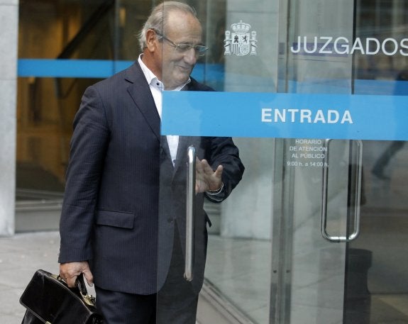 Agustín de Luis entrando en el Palacio de Justicia, para la segunda sesión del juicio. 