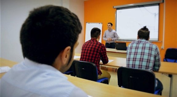 Sergio Serrano durante la clase que impartió ayer en la sede de Asincar, en Noreña. 