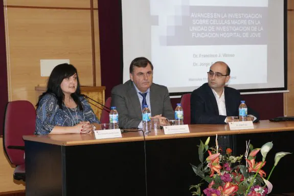 La alcaldesa, Amelia Fernández, que presentó el acto junto a los doctores Francisco Vizoso y Jorge Alberto Saá.
