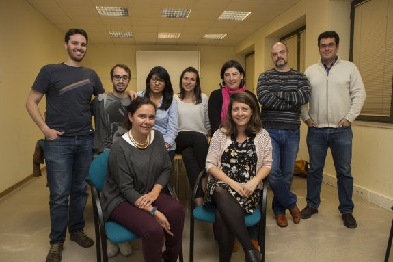 De pie, de izquierda a derecha, Johan Feito y Kevin Álvarez (responsables de la parte técnica); Carina Reimundo y Penélope Blanco (responsables de actividades), Olga (responsable de redes sociales); José Antonio Fernández (responsable de impresión 3D) y Ramón Rubio (organizador). Sentadas: Marián García (organizadora) y Marlén López (ponente del TEDxYouthGijón 2015).