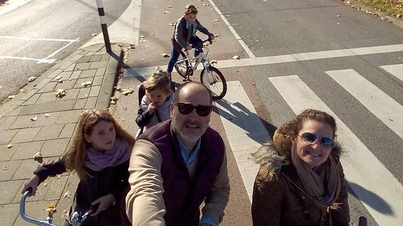 Reyes y Sete, con sus tres hijos en Maastricht. 