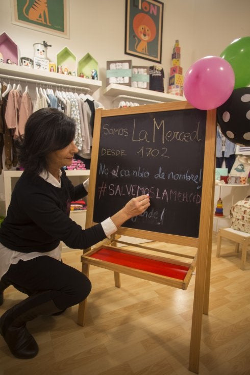 Marigel de Bustos, de Jo! Mami Kids, plasmando en una pizarra su rechazo al cambio de nombre de la Merced. 