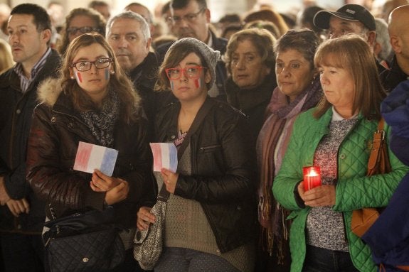 Banderas de Francia y velas, en la plaza Mayor de Gijón, donde se reunieron cientos de ciudadanos. 