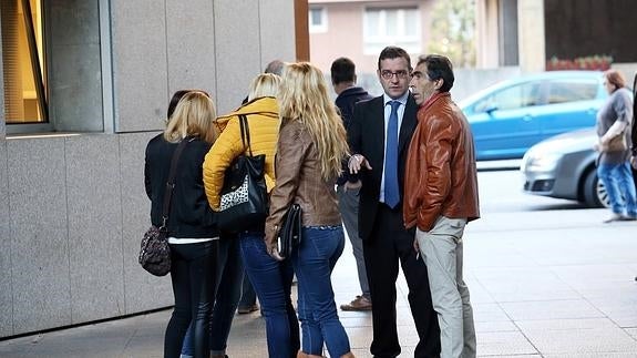 Familiares de la víctima y el acusado, a la entrada de los juzgados, en Oviedo.