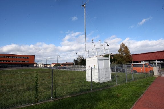 Estación medidora junto al colegio La Ería y el instituto de Lugones. 