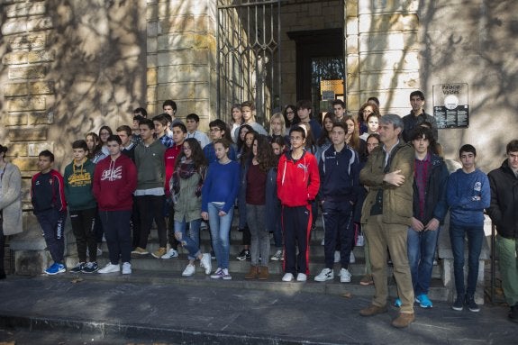 Alumnos del colegio Santo Ángel, en Gijón, el pasado lunes durante un minuto de silencio. 