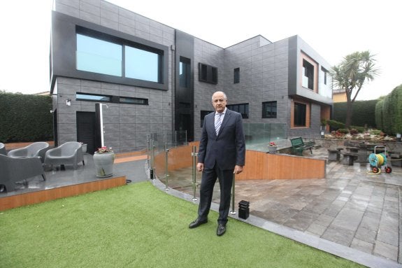 El propietario, José Aurelio Rivero, ante su chalé. 