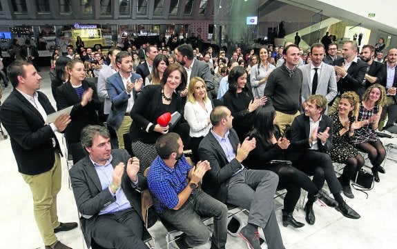 El grupo de los aspirantes a recibir el premio Aje Junior esperan de pie el veredicto.