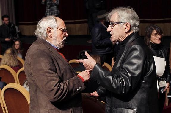 El actor español José Sacristan conversa con el director hispanomexicano Arturo Ripstein, ayer, en la inauguración del Festival Internacional de Cine de Gijón en el teatro Jovellanos. 