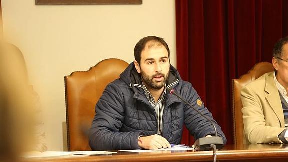 David Álvarez, futuro alcalde praviano, ha presidido el pleno de esta mañana