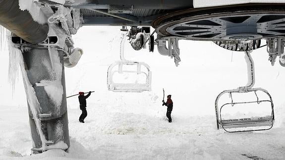 Dos usuarios en la estación de Valgrande.
