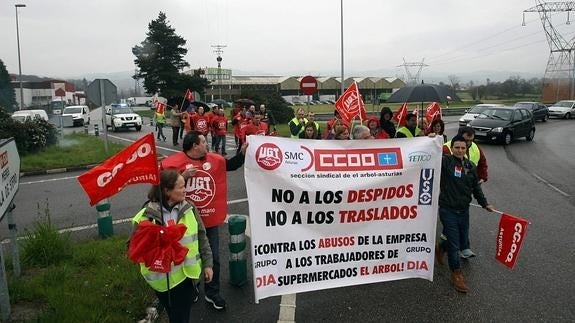 Manifestación de trabajadores del almacén del grupo El Árbol, en Meres.