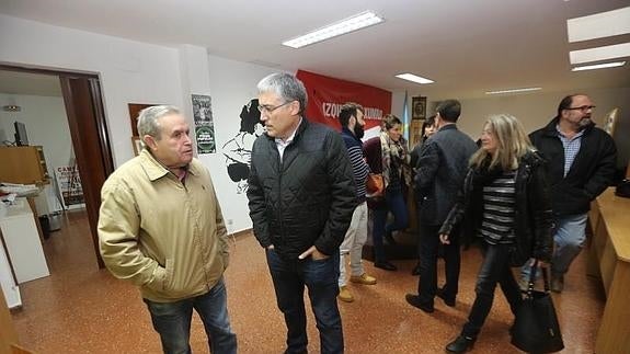 Manuel Orviz, esta mañana en la sede de IU Avilés.