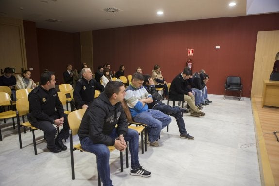 Los hinchas enjuiciados ayer en la sala de vistas, durante su comparencencia, además de algunos testigos. 