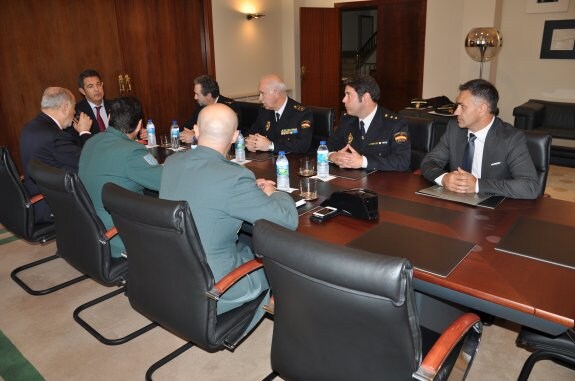 Representantes de Liberbank y de las Fuerzas de Seguridad firman el acuerdo. 