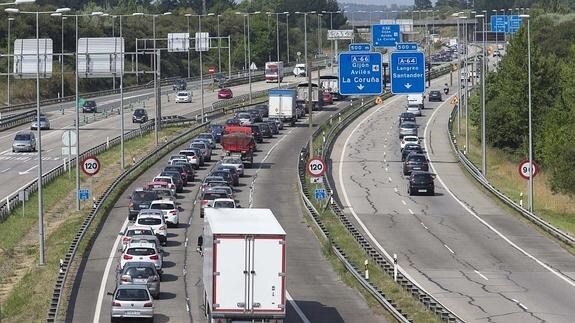 Retenciones de tráfico en la autopista A-66 a la salida de Oviedo.