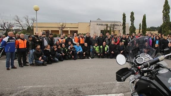 Asistentes al acto de despedida organizado en el tanatorio de Cabueñes.