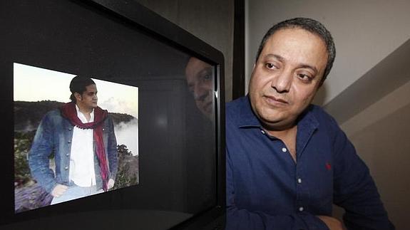 Mounir Fayad posa con una foto de su hermano, condenado a muerte en Arabia Saudí.