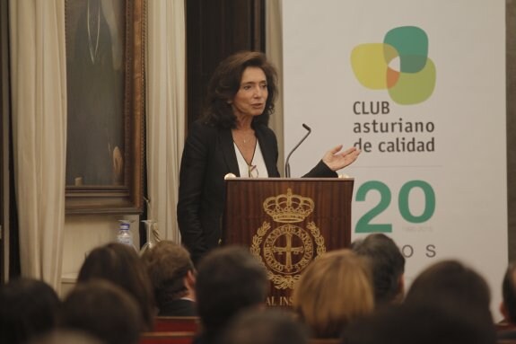 Isabel Aguilera, ayer, durante su conferencia por el vigésimo aniversario del club. 