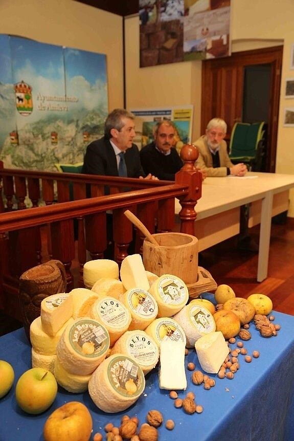 La IGP del queso de los Beyos se presentó ayer en el Ateneo de Sames, en Amieva. 