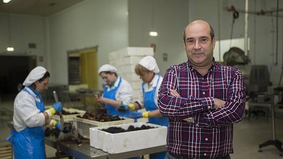 Armando Barrio, en su fábrica, ubicada en El Musel.