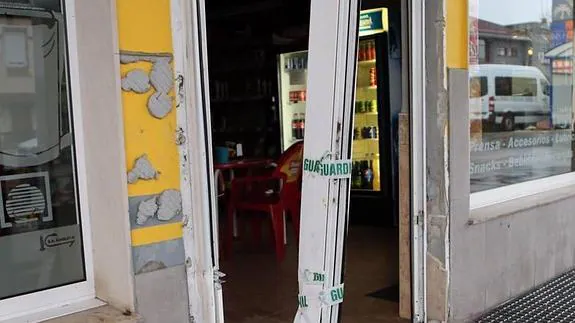 La puerta del bar arrancada por los ladrones. 