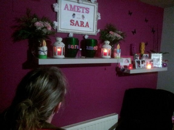 Bárbara García mantiene encendidas unas velas en recuerdo de sus hijas, Amets y Sara. 
