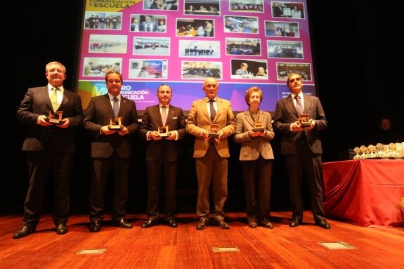 Antonio Romero (Caja Rural de Asturias), Constantino Fernández Pico (Deportivo de La Coruña), Pablo Junceda (SabadellHerrero), Nicanor Fernández (Fundación Hidrocantábrico), la investigadora Margarita Salas y Jacobo Cosmen (ALSA) posan con el premio 'Pupitres de honor'. 