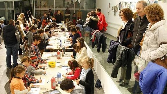 Animación en Santiago López con los niños dibujando.