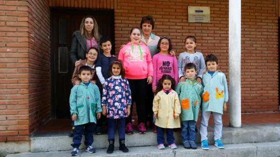 Rosa María Suárez y Alba Muñiz con alumnos del colegio de Bimeda, del CRA Valle Naviego. 