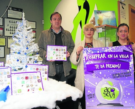 Alejandro Vega, Sandra Medio y Elena Fernández, durante la presentación de la campaña de Navidad en Villaviciosa. 