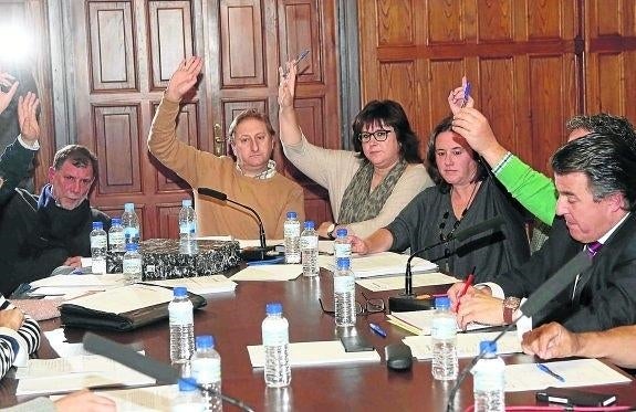 El concejal Emilio Carrera, a la izquierda de la imagen, ayer durante el Pleno celebrado en Llanes junto a su grupo municipal. 