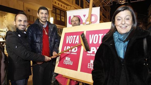 Los representantes de UPYD, en el inicio de campaña.