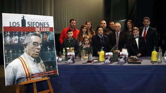 La familia de Aurelio Antidio Cuesta, 'Lelo', al final del homenaje que se le rindió anoche en Pola de Siero. 