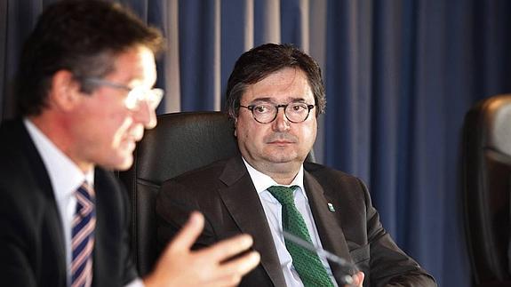 Laureano Lourido escucha las palabras de Fernando Méndez-Hevia sobre El Musel.