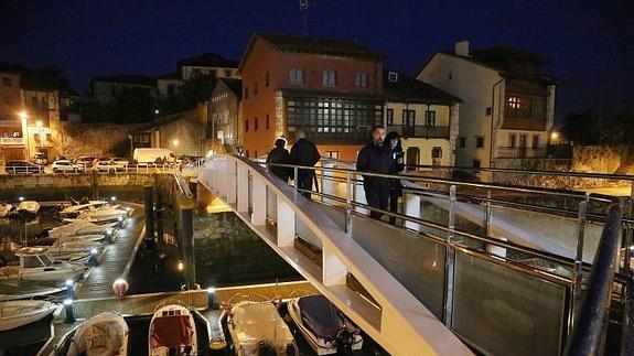 Los vecinos de Llanes comenzaron a usar la pasarela ya en el día de ayer, nada más abrirse el paso al público y también por la noche. 