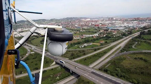 Vista aérea del puente de la AS-19, donde comenzará el desdoblamiento, sobre la carretera GJ-81 de entrada a Gijón por la 'Y'. 