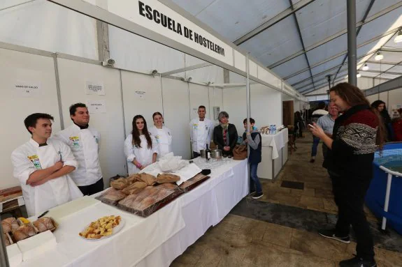 Alumnos de la Escuela de Hostelería de Pravia exhiben algunas de sus creaciones gastronómicas. 