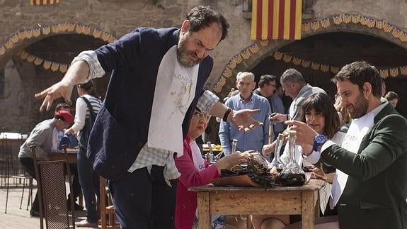 La escena de ‘8 apellidos catalanes’ rodada en Monells, con varios de los extras al fondo. 