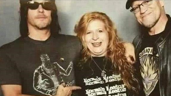 Norman Reedus, a la izquierda, junto con la fan que le mordió.