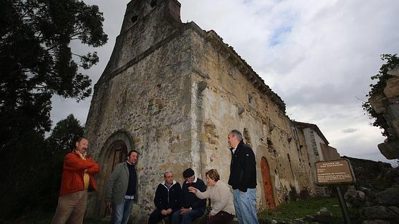 Un grupo de vecinos en el exterior de la iglesia de Moru. 