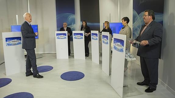 Juan Neira departe con Vicente Álvarez Areces, Jara González, Gema Álvarez, Rosa Domínguez de Posada y Javier Álvarez Peón, momentos antes del inicio del debate. 