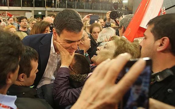 Simpatizantes socialistas saludan a Sánchez. 