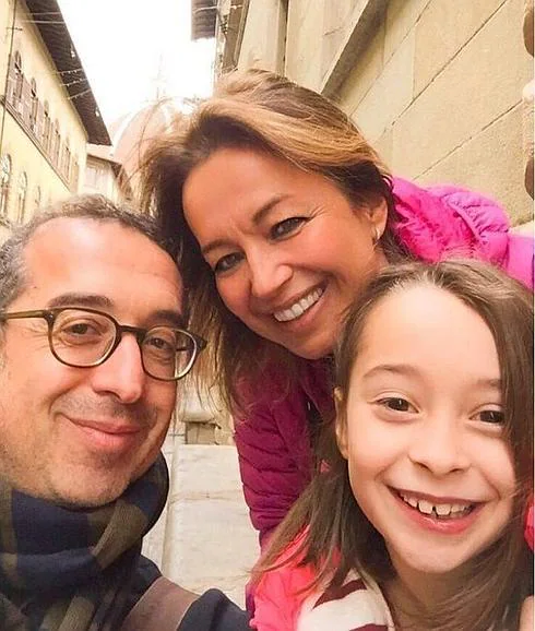 La gijonesa Natus Taján, con su marido Gianluca y su hija Federica. 