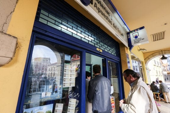 El cartel de la lotería de Navidad en el escaparate de la administración número 1. 