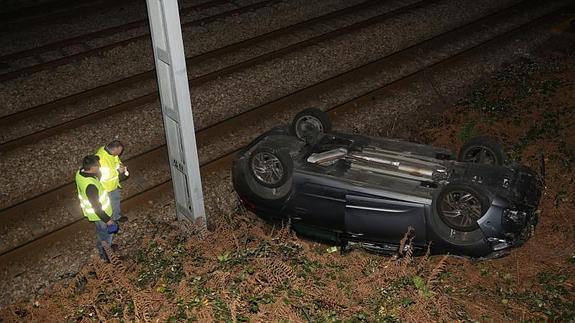 El vehículo volcado ayer junto a las vías del ferrocarril, en la calle El Molín. 