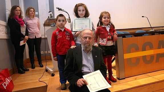 Francisco Álvarez Velasco posa junto a Pablo García, Nerea Ferreiro y Ainhoa González tras recibir sus galardones. Al fondo, las profesoras del colegio de Tremañes Maite Vicente y Mari Luz Pérez. 